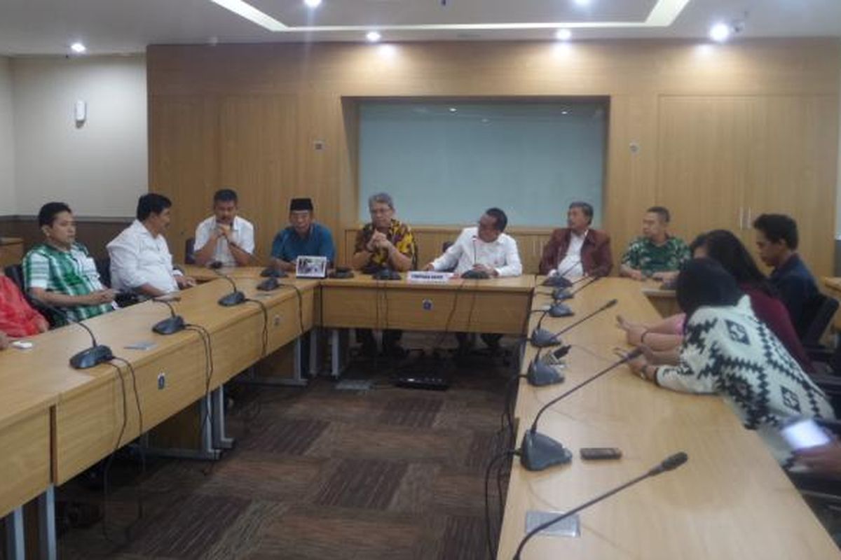 Anggota DPRD DKI Jakarta dari Fraksi PKS, PPP, PKB, dan Gerindra memboikot berbagai rapat dengan Pemprov DKI Jakarta. Mereka menolak untuk hadir rapat sebelum ada kejelasan soal status Basuki Tjahaja Purnama atau Ahok yang telah akfif lagi sebagai Gubenur DKI Jakarta sementara di sisi lain dia menjadi terdakwa dalam kasus dugaan penodaan agama. 