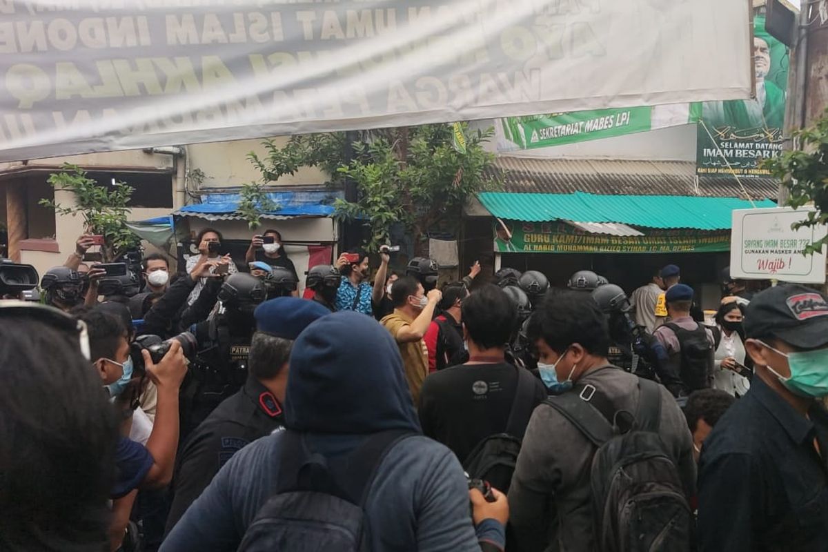 Personel menurunkan sejumlah atribut berlogo dan bertuliskan Front Pembela Islam di kawasan Petamburan, Jakarta Pusat, Rabu (30/12/2020) sore. Pemerintah sebelumnya melarang organisasi FPI dan seluruh kegiatannya. Pemasangan atribut berlogo FPI juga resmi dilarang.
