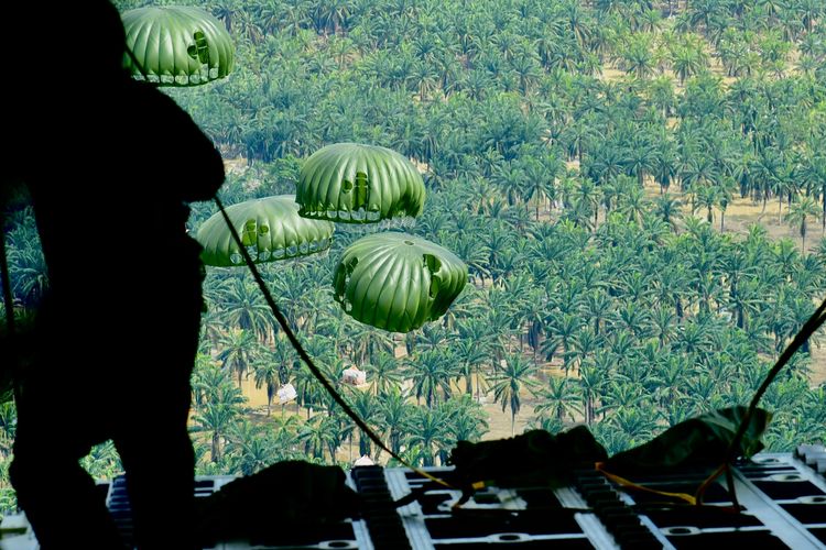 Tentara Nasional Indonesia (TNI) mendistribusikan bantuan logistik untuk warga yang masih terisolasi akibat banjir bandang dan tanah longsor di Kualasimpang, Aceh Tamiang, Aceh, Selasa (2/12/2025).