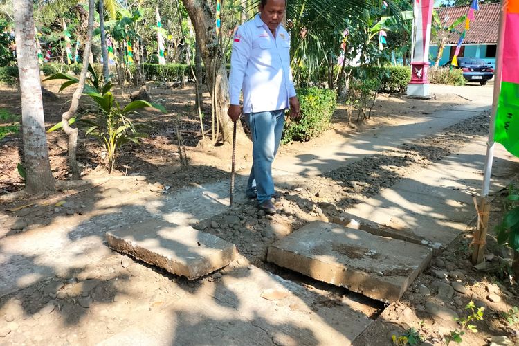 Ambyah Panggung Sutanto, mantan Kepala Desa (Kades) Ketangi Kecamatan Purwodadi Kabupaten Purworejo membongkar jalan beton Di desanya. 