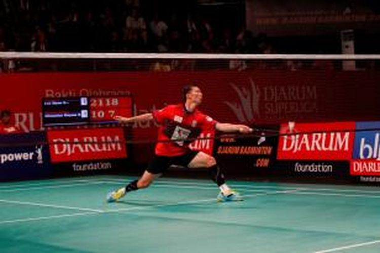 Pemain Musica Champion Kudus asal Korea Selatan, Lee Hyun-il, mengembalikan kok dari pemain Djarum Kudus, Dionysius Hayom Rumbaka, pada laga final Djarum Superliga Badminton 2015 di GOR Lila Bhuana Denpasar, bali, Minggu (1/2/2015). Lee menang 21-10, 21-7.