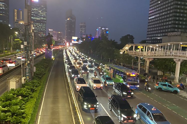 Jalan Thamrin Tetap Ramai Saat WFH Tiap Jumat, Arus Keluar Jakarta Naik Hampir 6 Persen