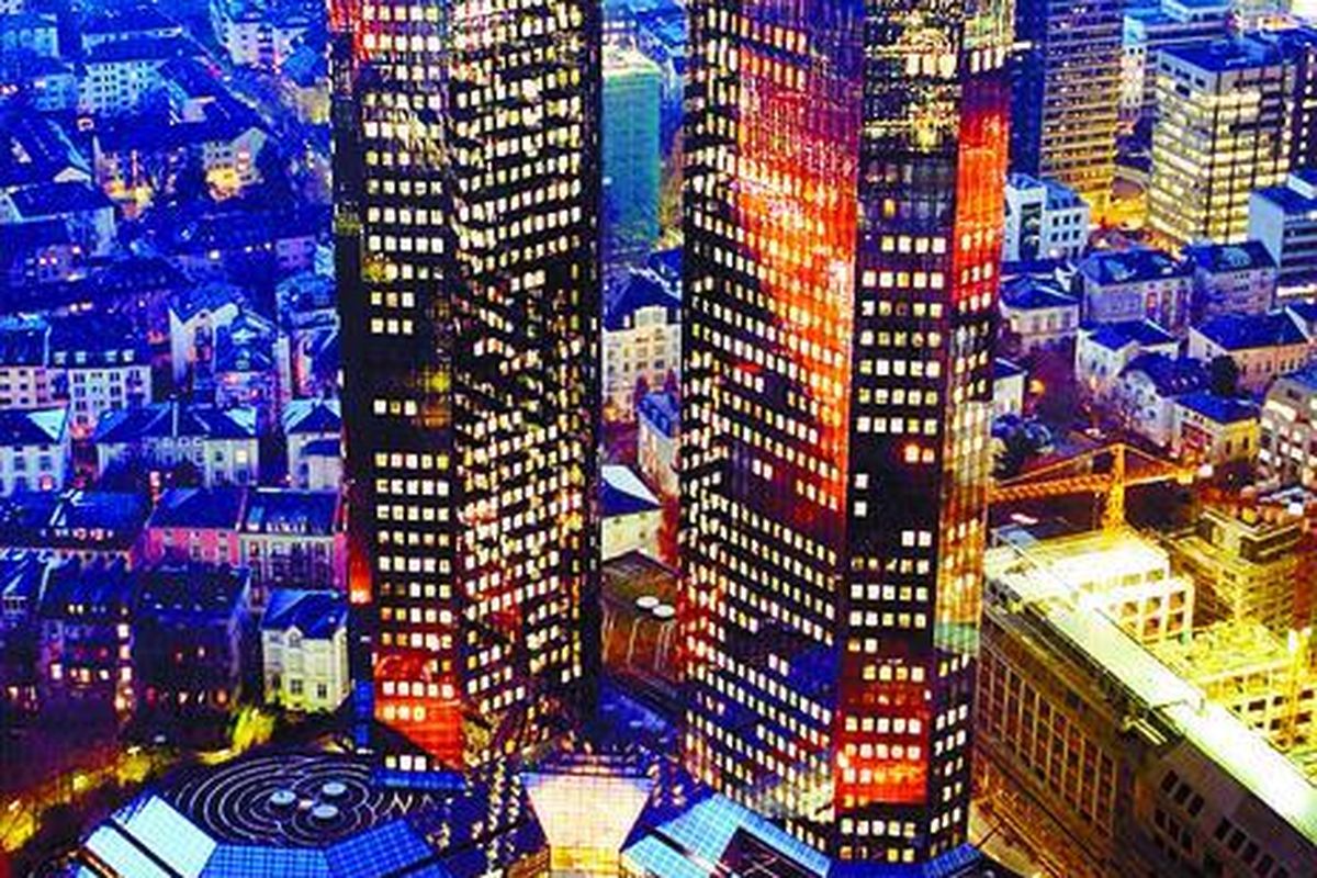 Markas Deutsche Bank di Frankfurt, Jerman. Bank terbesar di Jerman ini belum lama ini mengaku rugi 4 miliar dollar AS atau Rp 36,8 triliun pada kuartal pertama 2008 akibat krisis kredit perumahan di AS. Deutsche Bank merugi terkait dengan produk keuangan yang berkaitan dengan pasar real estat di AS yang merosot belakangan ini. Krisis kredit di AS ini telah menjerumuskan ekonomi AS dalam krisis yang berdampak kepada ekonomi global.  