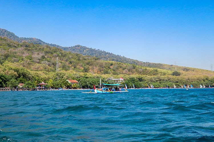 Wisata perahu di Pantai Pasir Putih Situbondo, Jawa Timur.