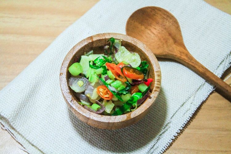 Resep Sambal Matah Bali: Pedas, Segar, Gurih dengan Jeruk Nipis dan Terasi