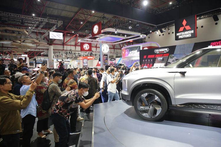 Keramaian pengunjung di booth Mitsubishi pada Indonesia International Motor Show (IIMS) 2023