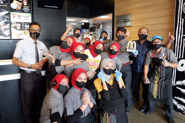 Restianto bersama teman-teman kerjanya di McDonald's Jatiwaringin.