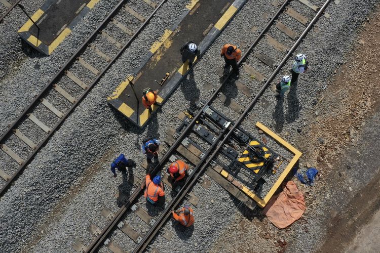 60 batang rel kereta cepat asal China dikirimkan ke Depo Kereta Cepat Tegalluar, masuk tahap pengelasan.