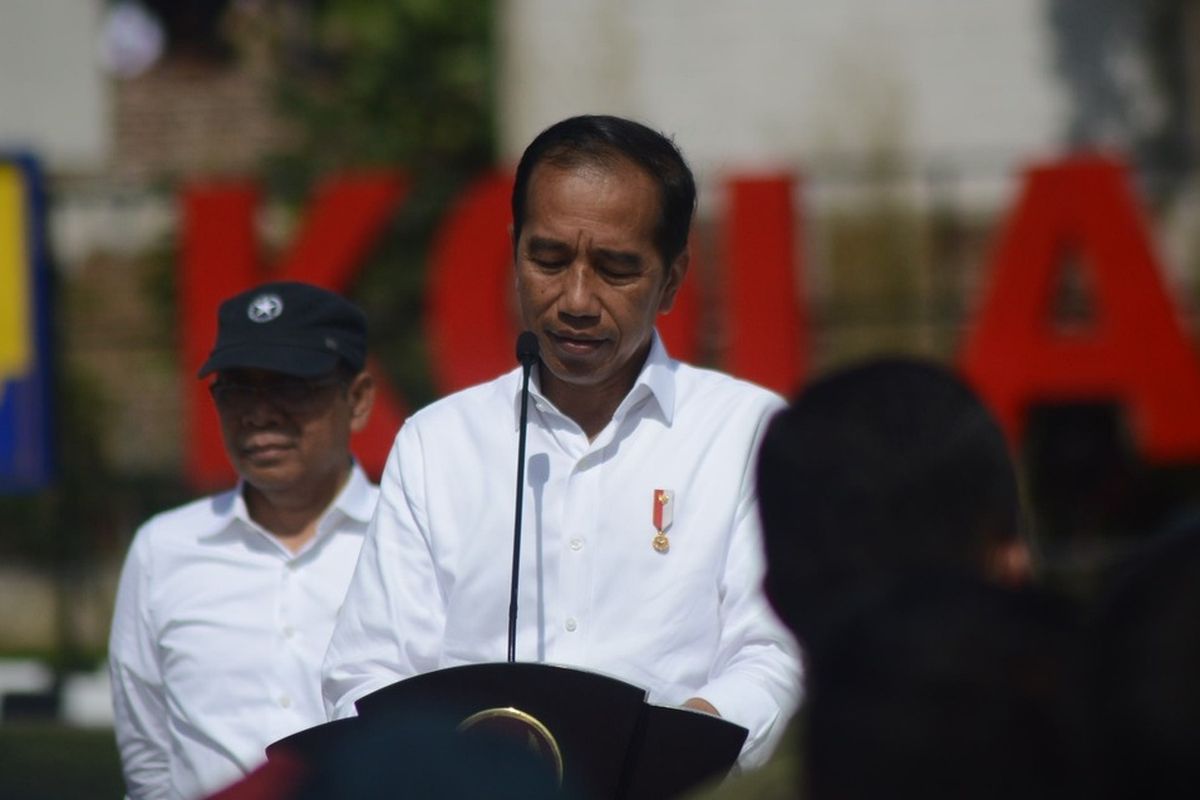 Presiden Joko Widodo saat meresmikan kolam retensi pengendali banjir di Bandung Barat, Jawa Barat, Senin (6/3/2023).