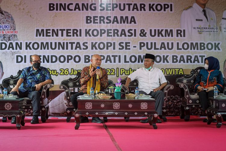 Menteri Koperasi dan Usaha Kecil Menengah, Teten Masduki berdiskusi bersama pelaku usaha kopi dan Asosiasi Kopi di Pendopo Bupati Lombok Barat, Rabu (26/1/2022). 