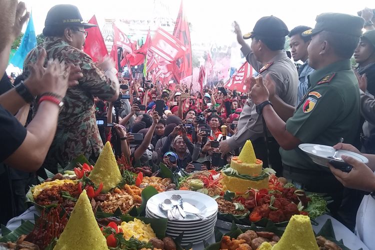 Demo buruh di Surabaya ditutup dengan pemotongan tumpeng nasi kuning