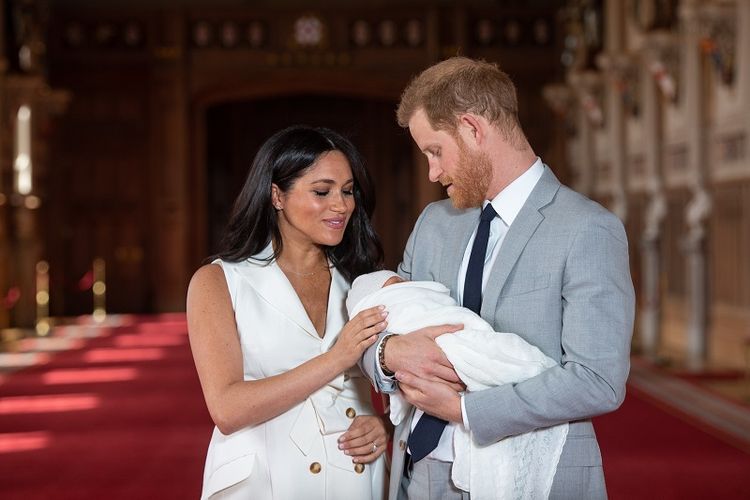 Pangeran Harry dan istrinya, Meghan, berfoto bersama bayi laki-laki mereka yang baru lahir di St Georges Hall di Windsor Castle, London, Inggris, Rabu (8/5/2019). (AFP/POOL/Dominic Lipinski)