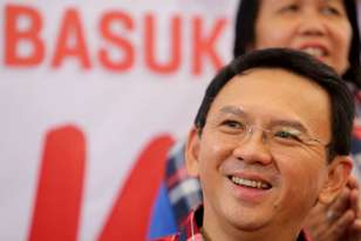 Calon pasangan cagub-cawagub DKI, Basuki Tjahaja Purnama saat menerima pengaduan dari warga di Rumah Lembang, Menteng, Jakarta Pusat, Senin (5/12/2016). Ahok menerima pengaduan warga mengenai permasalahan Ibu Kota setiap pagi dari Senin hingga Jumat di Rumah Lembang, Menteng, Jakarta. 