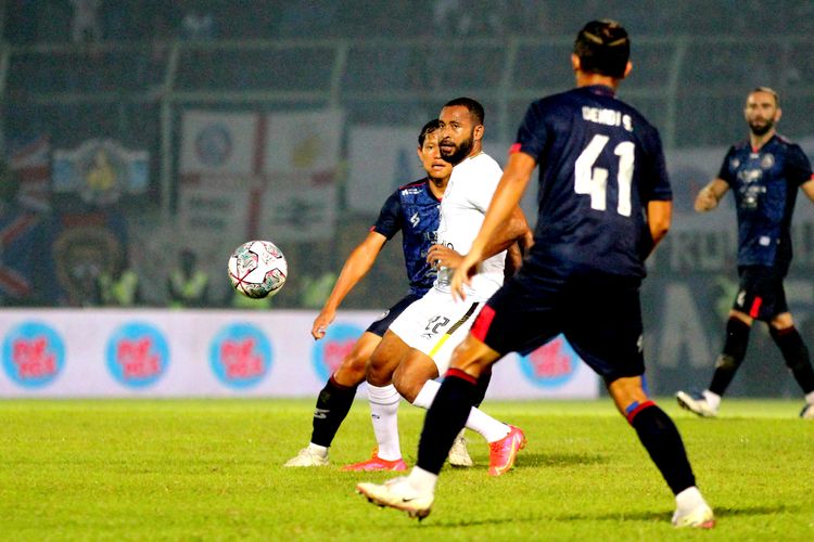Pemain RANS Nusantara FC Arthur Bonai saat uji coba melawan Arema FC yang berakhir dengen skor 4-0 di Stadion Kanjuruhan Kepanjen Kabupaten Malang, Selasa (7/6/2022) malam.