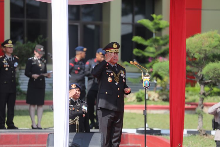 Kapolda Sumut, Irjen Pol Whisnu Hermawan Februanto saat memimpin upacara peringatan HUT Bhayangkara ke-79, di Mapolda Sumut, Selasa (1/7/2025) 