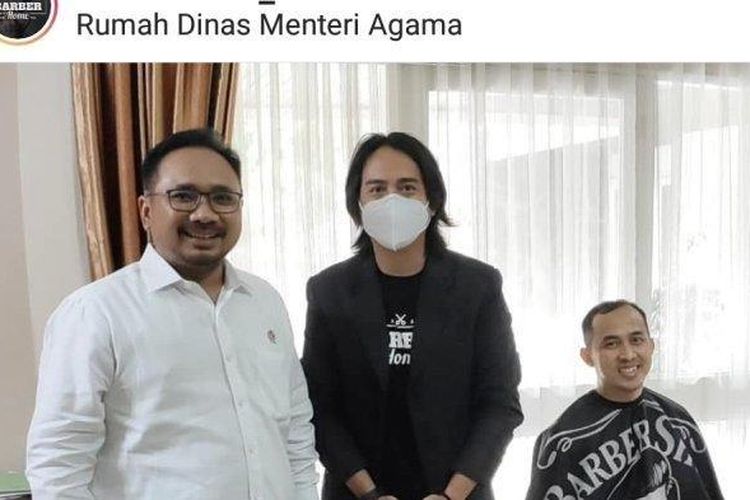 Pemilik Barber Home AA, Saiful (tengah) foto bersama Menteri Agama Yaqut Cholil Qoumas (kiri).