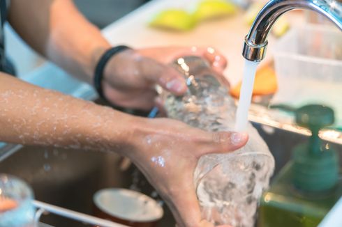 5 Tips Bersihkan Gelas yang Tetap Kotor Meski Sudah Dicuci