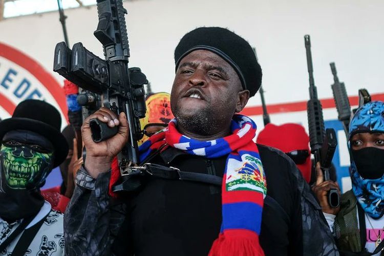 Jimmy Cherizier, seorang mantan perwira polisi, memimpin aliansi geng Haiti yang dituduh melakukan berbagai pelanggaran, termasuk pembunuhan warga sipil.
