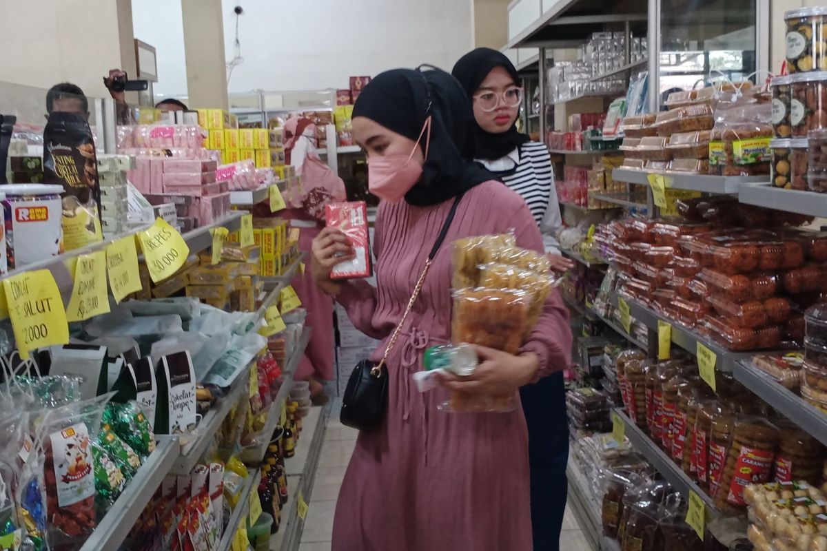 Pengunjung di toko oleh-oleh Swari terlihat sedang memilih keripik untuk dibeli pada Kamis (5/5/2022). 