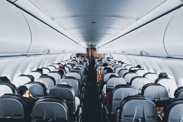 Mengetahui usia bayi boleh naik pesawat penting bagi kesehatan dan perkembangan bayi, serta kenyamanan para penumpang lainnya di pesawat.