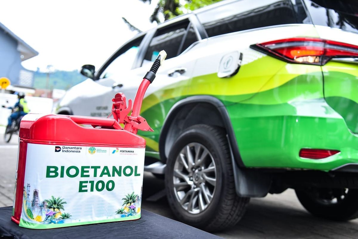 Kemenhut meresmikan projek pilot bioetanol dari aren Pertamina NRE. 