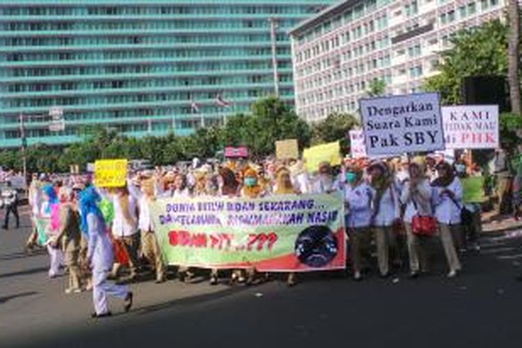 Ribuqn bidan pegawai tidak tetap (PTT) dari seluruh wilayah Indonesia melakukan aksi unjuk rasa di Bunderan Hotel Indonesia Jakarta Pusat, Senin (19/8/2013). Mereka menuntut Presiden SBY untuk dapat merevisi Keppres Nomor 77 Tahun 213 tentang pengangkatan bidan sebagai pehawai tidak tetap.