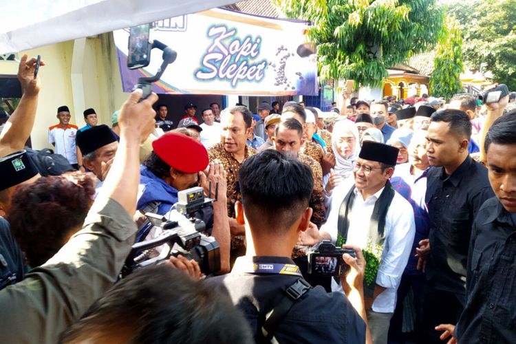 Calon Wakil Presiden dari pasangan nomor urut 01, Muhaimin Iskandar, tiba di Desa Dadaplangu, Kecamatan Ponggok, Kabupaten Blitar, Kamis (11/1/2024)