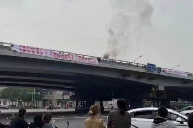 Pemandangan di jembatan Sitong pada hari Kamis (13/10/2022). Aksi protes di Beijing yang mengkritik Presiden Xi Jinping telah memicu khalayak internasional untuk ramai-ramai mencari tahu identitas pengunjuk rasa misterius tersebut seraya memujinya atas tindakan itu.