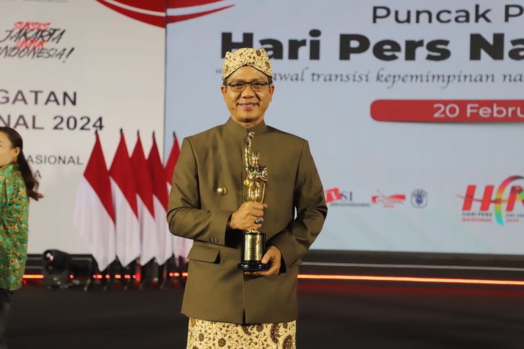 Bupati Bandung Dadang Supriatna meraih Anugerah Persatuan Wartawan Indonesia (PWI) Pusat dari PWI Pusat dalam acara Puncak Peringatan Hari Pers Nasional (HPN) 2024 di Ecovention Ancol, Jakarta, Selasa (20/2/2024).