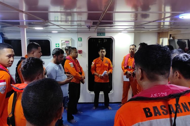 Tim SAR dari Basarnas Ambon menggelar doa bersama sebelum melakukan operasi pencarian dua ABK Kapal Motor Putra Masbaur di peraiaran Maluku Barat Daya, Rabu (8/6/2022)