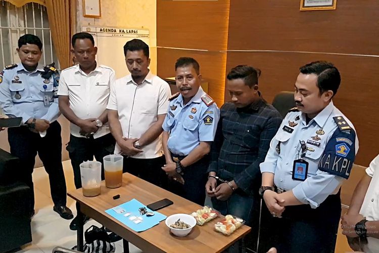 Petugas dengan narkoba jenis sabu yang diamankan dari seorang pengunjung Lapas Kelas IIA Kota Kediri, Jawa Timur (14/6/2023). 