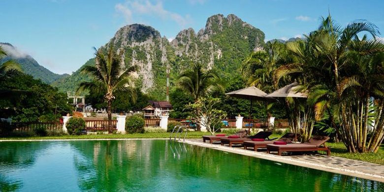 Kolam renang di Riverside Van Vieng, Laos.