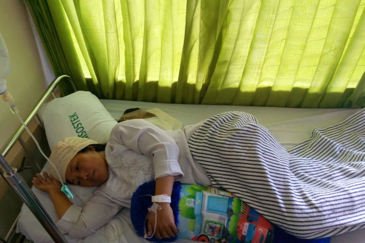 Nuzul Kurniawati korban pemukulan yang dilakukan oleh muridnya sendiri, NF, saat menjalani perawatan di RS Soedarso, Pontianak (8/3/2018)