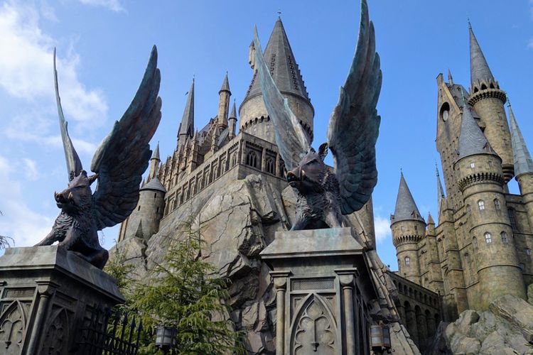 Universal Studio Japan merupakan salah satu taman hiburan yang terkenal di Osaka karena banyak menawarkan atraksi yang unik, seperti salah satunya Sekolah Hogwarts ini.