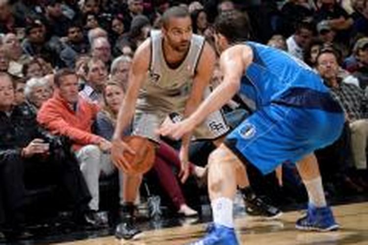 Pebasket San Antonio Spurs Tony Parker (kiri) membawa bola saat timnya bertemu Dallas Mavericks di AT&T Center, Minggu (2/3/2014). Spurs menang 112-106.