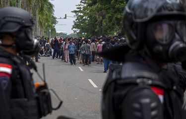 Polisi lengkap dengan peralatan anti huru hara menjaga aksi unjuk rasa warga Pulau Rempang di Kantor Badan Pengusahaan (BP) Batam, Batam, Kepulauan Riau, Senin (11/9/2023). Aksi yang menolak rencana pemerintah merelokasi mereka tersebut berakhir ricuh. ANTARA FOTO/Teguh Prihatna/Spt.