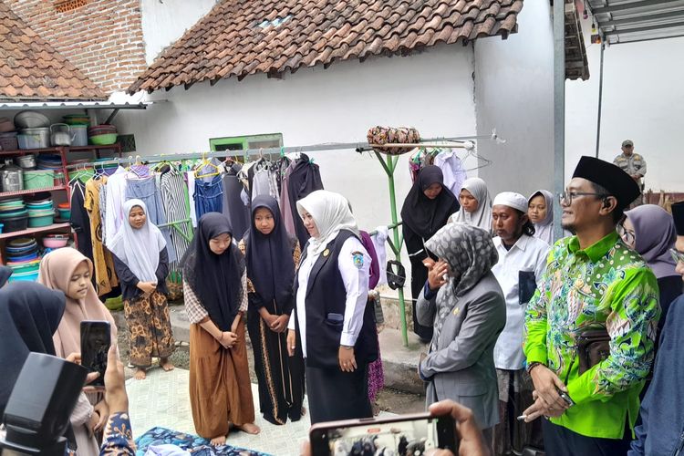 Foto: Wakil Bupati Situbondo Ulfiah saat kunjungan bangunan asrama putri.