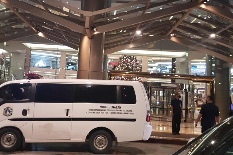 Ambulans yang terparkir di depan pintu keluar utama Mall Taman Anggrek untuk mengevakuasi seorang pengunjung yang lompat dari lantai empat Mall Taman Anggrek, pada Rabu (6/1/2021).