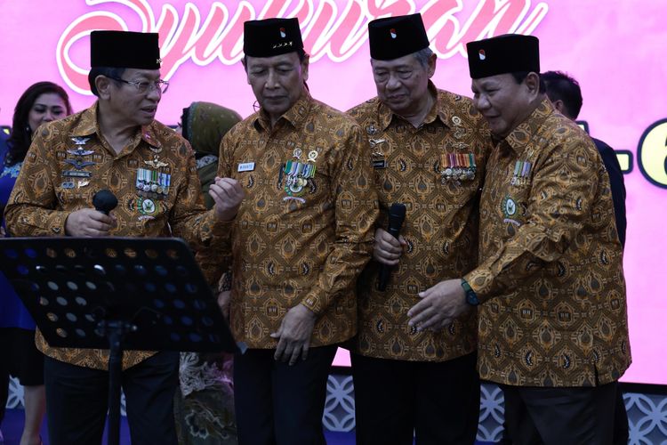Momen Agum Gumelar, Wiranto, Susilo Bambang Yudhoyono (SBY) dan Prabowo Subianto nyanyi bersama di acara HUT ke-64 Pepabri, di Jakarta, Selasa (12/9/2023).