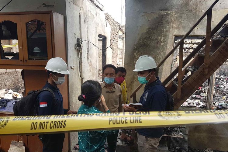Olah TKP kebakaran yang melanda permukiman padat penduduk di Jalan Keadilan Dalam RT 002/001, Kelurahan Keagungan, Kecamatan Taman Sari, Jakarta Barat, pada Minggu (18/4/2021).