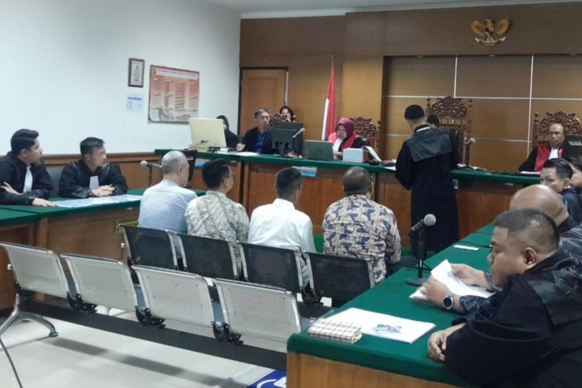 Empat terdakwa kasus korupsi sampah di Kota Tangsel mulai disidangkan di Pengadilan Tipikor Serang, Rabu (1/10/2025). Keempat terdakwa salah satunya Eks Kadis Lingkungan Hidup Tangsel Wahyunoto didakwa memperkaya pengusaha Rp21,1 miliar.