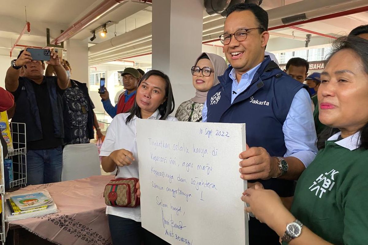 Gubernur DKI Jakarta Anies Baswedan bersama para warga Kunir meresmikan Kampung Susun Kunir, Jakarta Barat pada Sabtu (10/9/2022). 