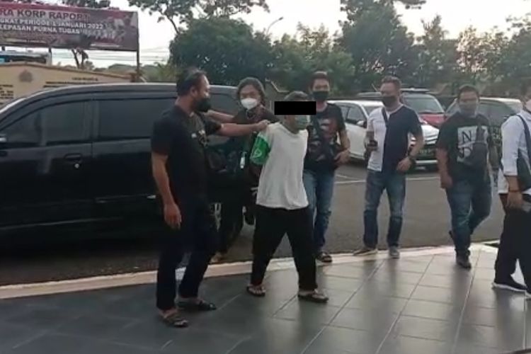 Polisi menangkap lansia 65 tahun yang mengaku bisa menyembuhkan penyakit dengan pengobatan alternatif di Pedukuhan Banaran Lor, Kalurahan Banguncipto, Kapanewon Sentolo, Kabupaten Kulon Progo, Daerah Istimewa Yogyakarta. Mbah B itu mencabuli perempuan belia asal Kecamatan Candimulyo, Kabupaten Magelang, Jawa Tengah. Modusnya mencabut besi dari dalam perut korban.