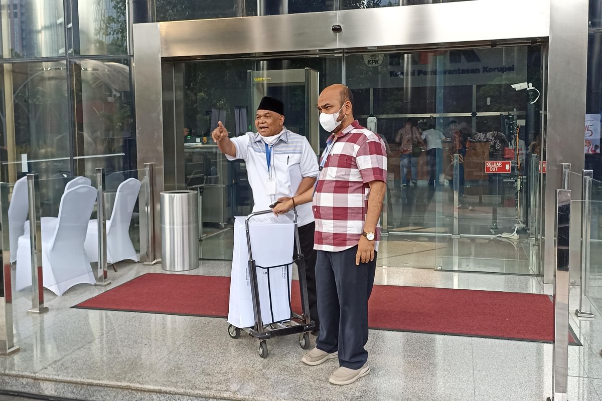 Pengacara Gubernur Papua Lukas Enembe, Petrus Bala Pattyona kaget mendapati tumpukan berkas perkara kliennya mencapai 1 meter, Rabu (31/5/2023).