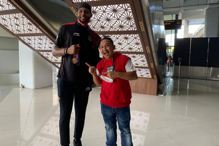 Salah satu sosok yang ikut berfoto adalah artis sekaligus presenter Augie Fantinus. Augie Fantinus berpose dengan menunjuk medali emas yang diraih Marques Bolden di SEA Games 2021.