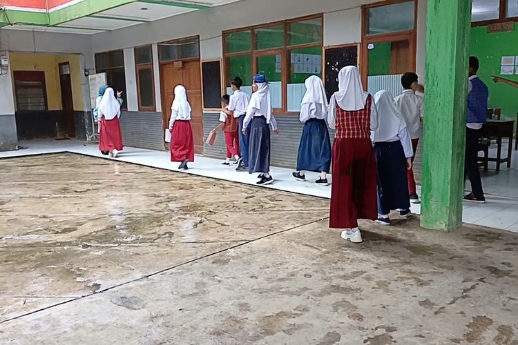 Suasana MPLS di SMP Dayeuhkolot, Kabupaten Bandung, Jawa Barat yang hanya menerim 11 murid baru pada tahun ajaran 2025-2026, Senin (14/7/2025)
