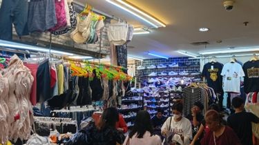 Ibu-ibu Pilih Bra Impor Bekas di Pasar Senen untuk Dipakai pada Acara Tertentu