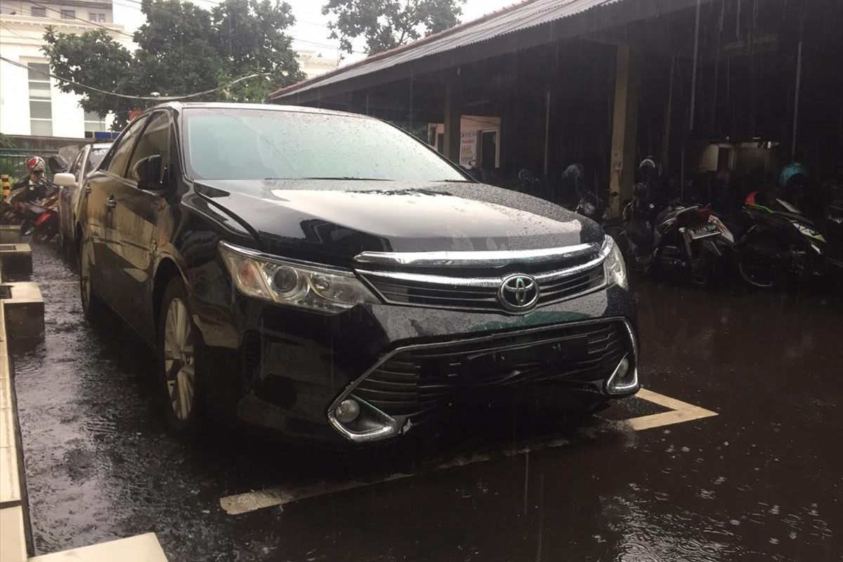 Toyota Camry Yang Menabrak Pengemudi Ojol dan Dua Pejalan Kaki di Mampang, Jakarta Selatan, Rabu (8/4/2019)