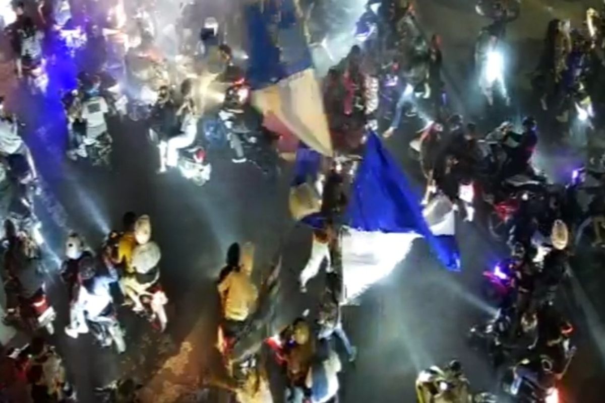 Warga dan Bobotoh Persib Tasikmalaya, Jawa Barat, tumpah ruah konvoi di jalanan perkotaan merayakan kemenangan Persib Juara Liga 1 musim ini, Jumat (31/5/2024) malam.