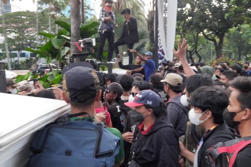 Tagih Janji Anies Cabut Pergub Penggusuran, Massa Paksa Masuk Balkot DKI